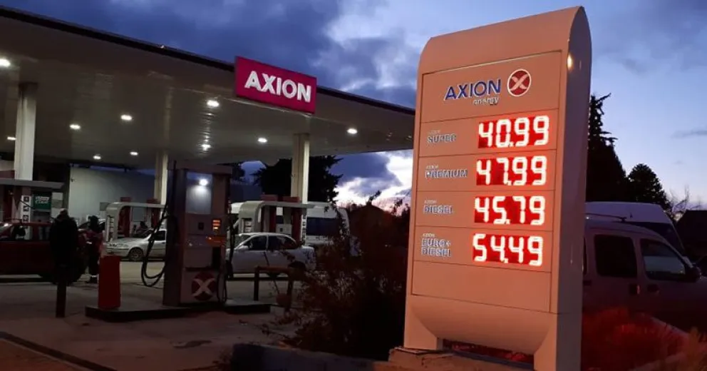 Siguen los “mazazos” a los bolsillos  de la gente: aumentó la nafta en  las estaciones de servicio Axion
