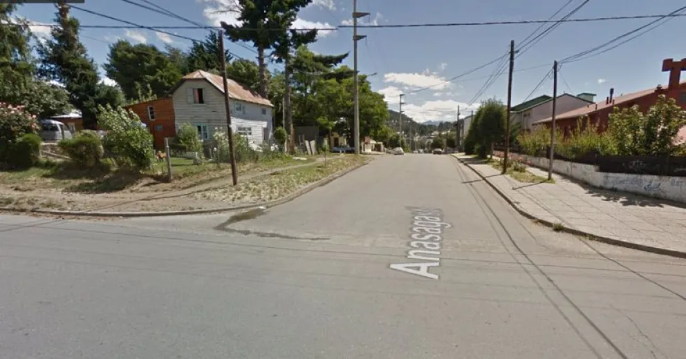 Un sujeto intentó introducir a una joven dentro de su vehículo por la fuerza