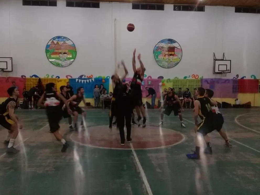 Cuba venció a Escuela Municipal y el partido en Dina Huapi se suspendió