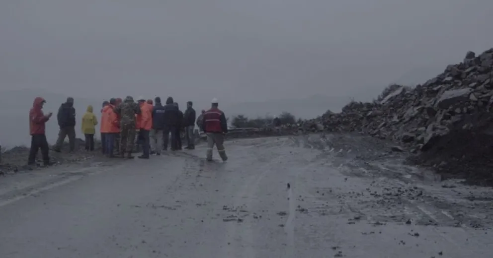 Lograron derribar el bloque inestable y comenzaron a despejar la Ruta 40