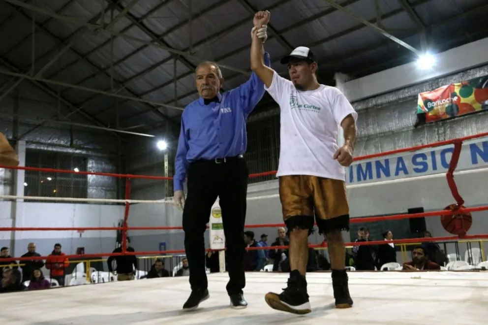 Con una aceptable pelea “El Perca” Inalef ganó en su retorno al boxeo