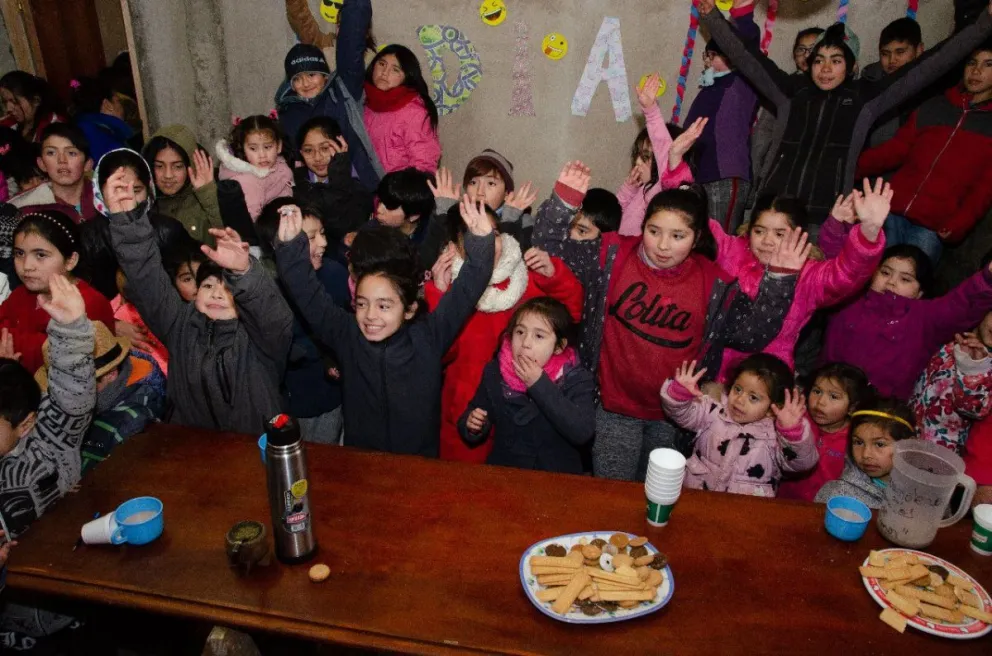 Pequeños Puentes repartió regalos del Día del Niño en dos merenderos