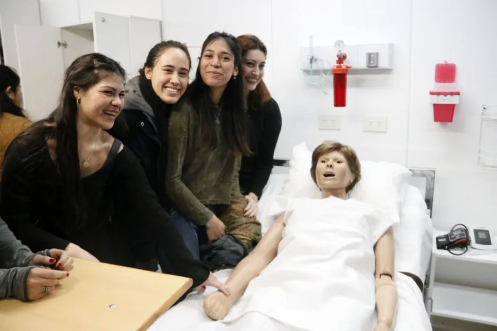 Alumnos de Enfermería del CRUB cuentan con un gabinete de prácticas simuladas