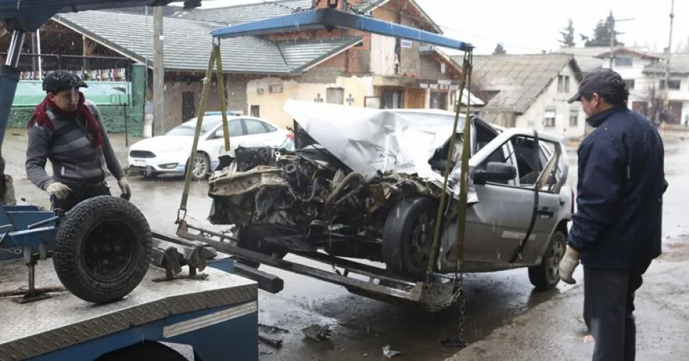 Violento choque frontal entre un auto y un colectivo
