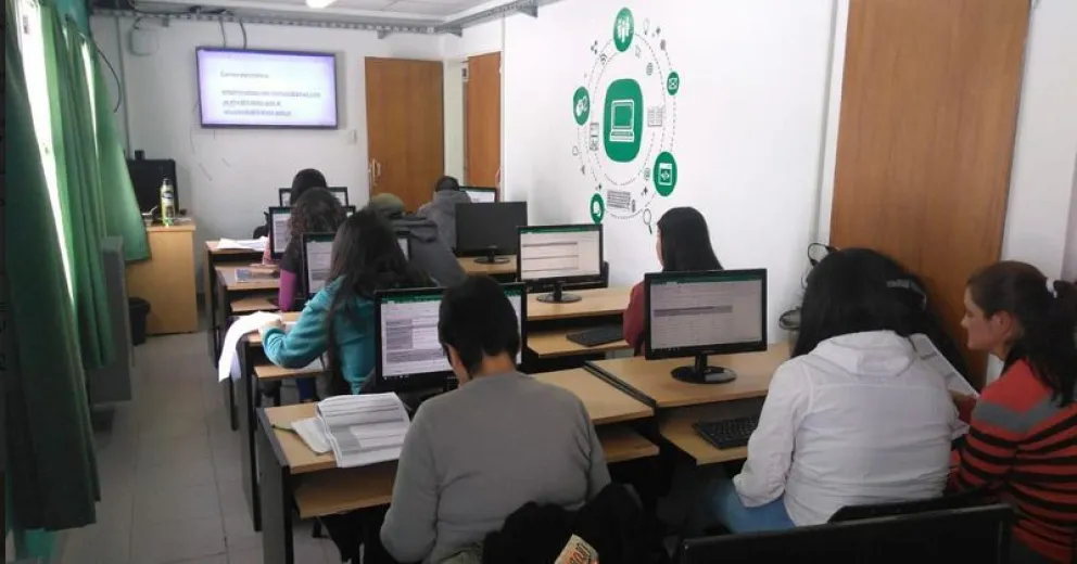 Municipio asiste informáticamente a quienes buscan empleo
