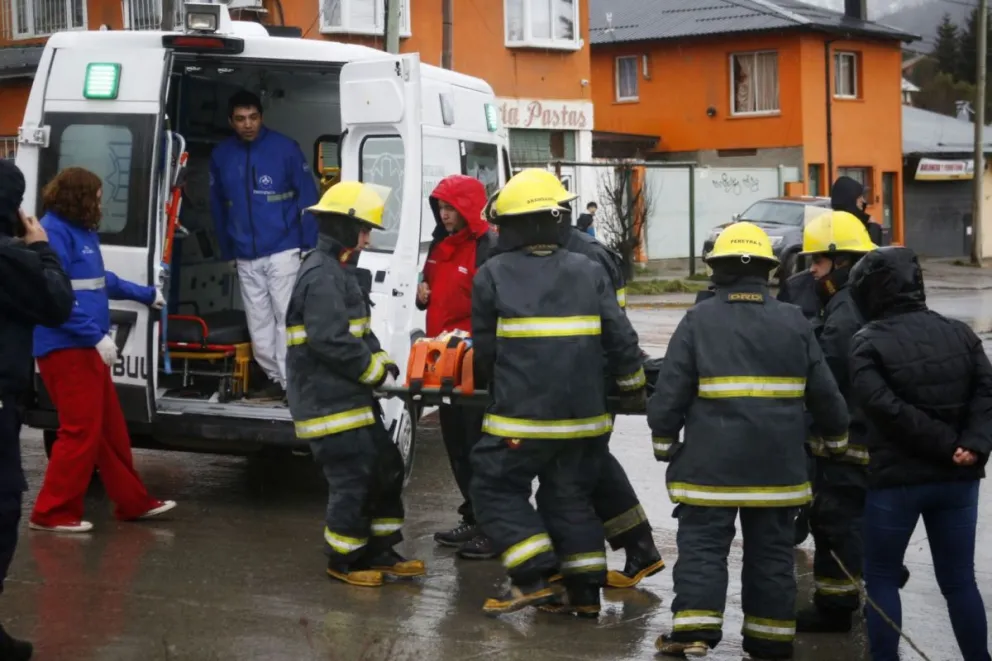 Un motociclista herido tras impactar contra un vehículo
