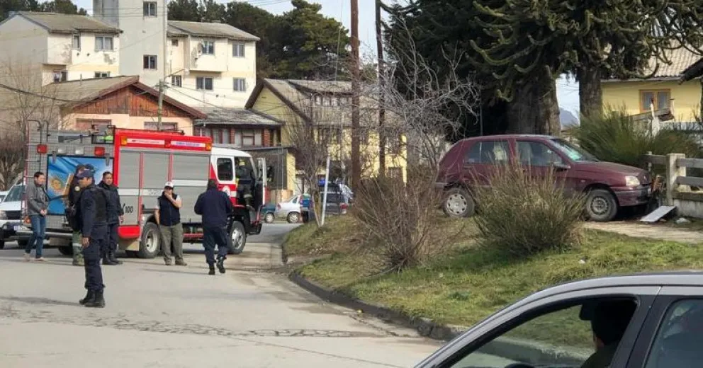 Un auto chocó un nicho de gas de una vivienda