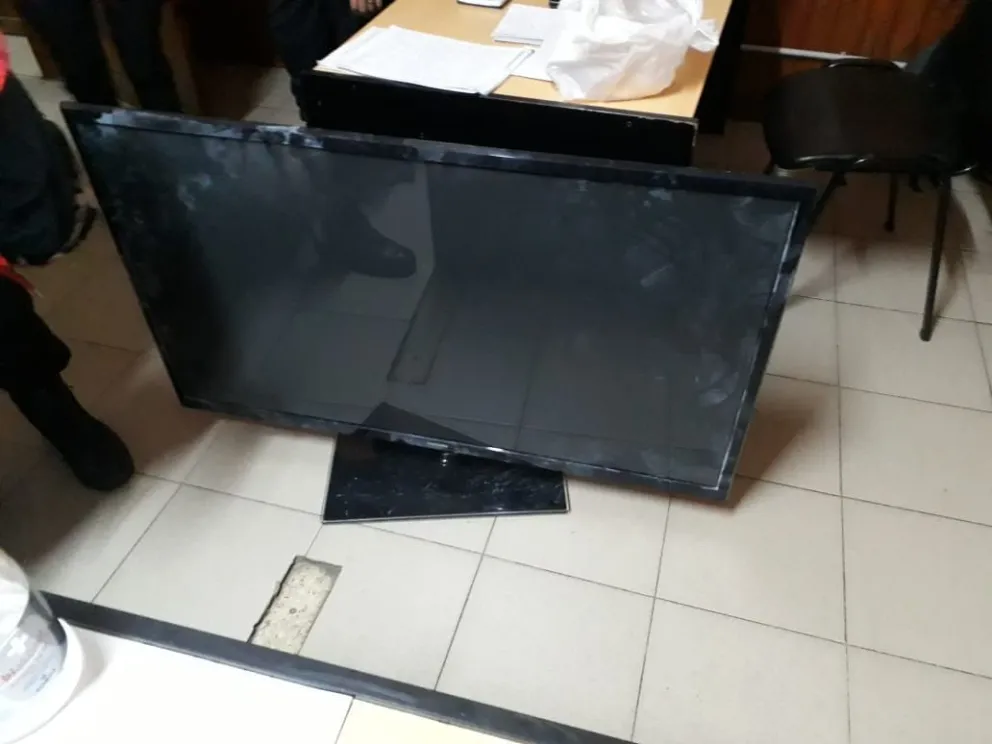 Caminaban por la calle con un televisor de 55 pulgadas robado y uno fue detenido