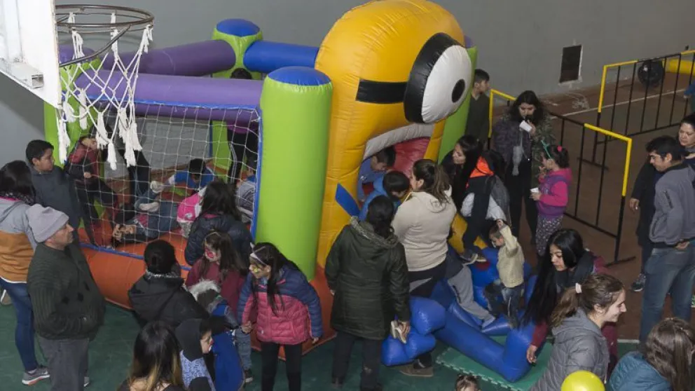 Una gran cantidad de niñas y niños del Alto tuvieron su festejo en el Newenche