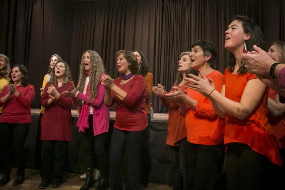 Emotivo encuentro de música y poesía en la Escuela de Arte La Llave
