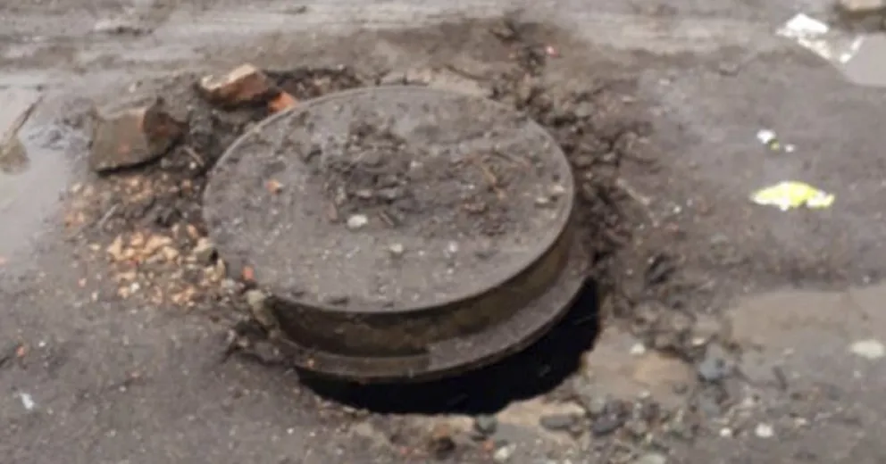 Pedido de los vecinos por el estado de una tapa en plena calle