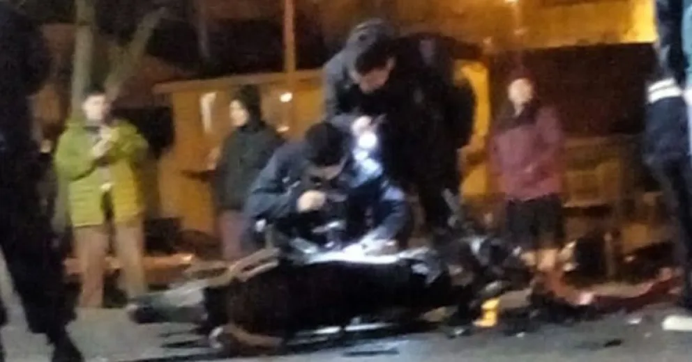 Iba a contramano en una moto robada y al chocar dejó abandonado a su acompañante