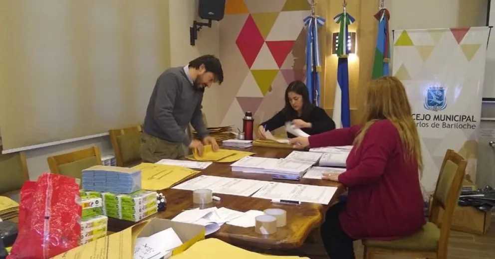Preparan las urnas y boletas para las elecciones del domingo