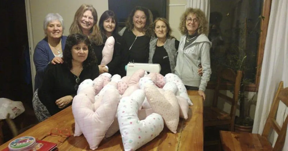 Voluntarias fabrican almohadones para mujeres operadas de cáncer de mama
