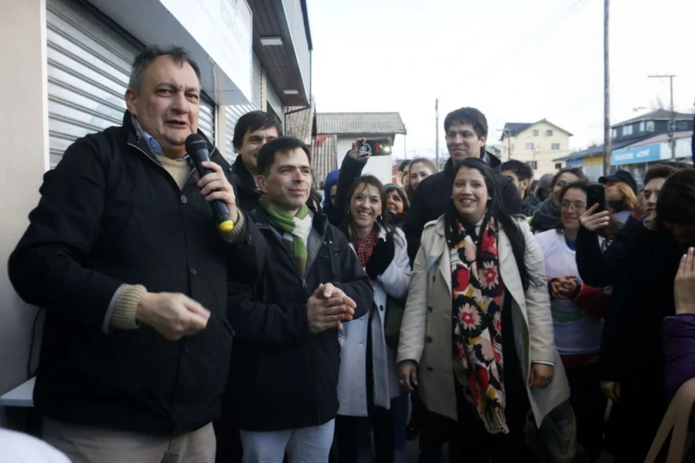 Gennuso cerró su campaña con una masiva caminata por calle Onelli