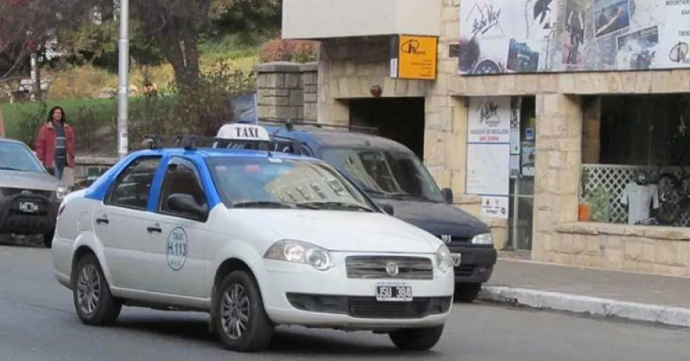 Un taxista cambiaba una cubierta y dos delincuentes lo encañonaron para robarle la billetera