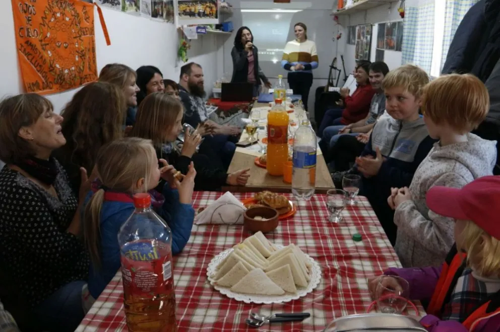 Ojos de Cielo agasajó a sus amigos en la inauguración del contenedor