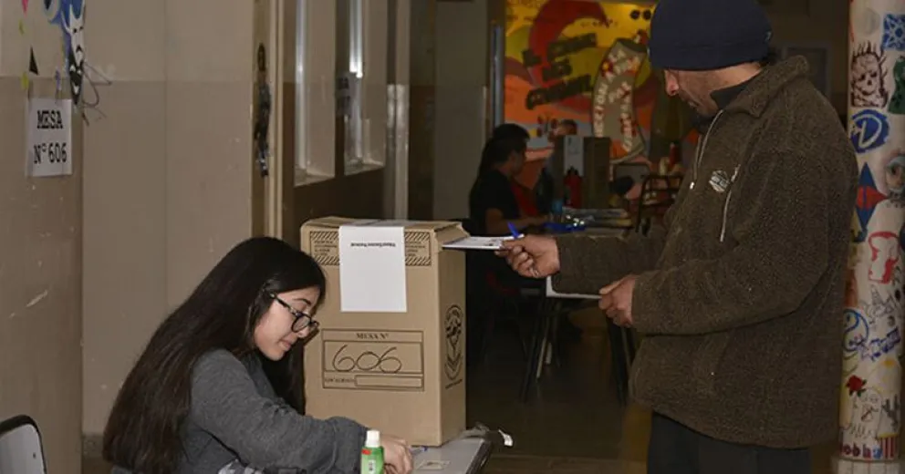 Vecinas y vecinos continúan votando con normalidad en las escuelas de la ciudad