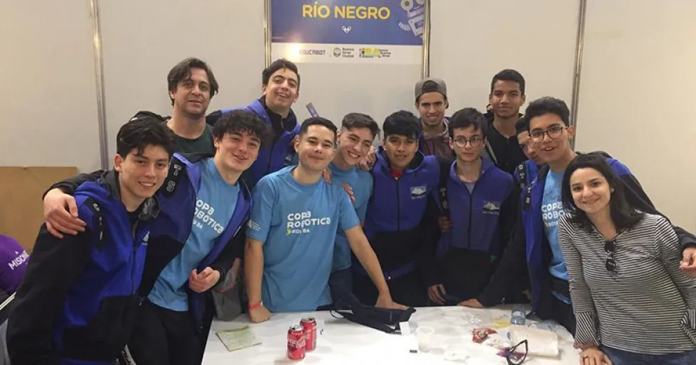 Enriquecedora experiencia de estudiantes del Colegio Tecnológico en la Copa Robótica
