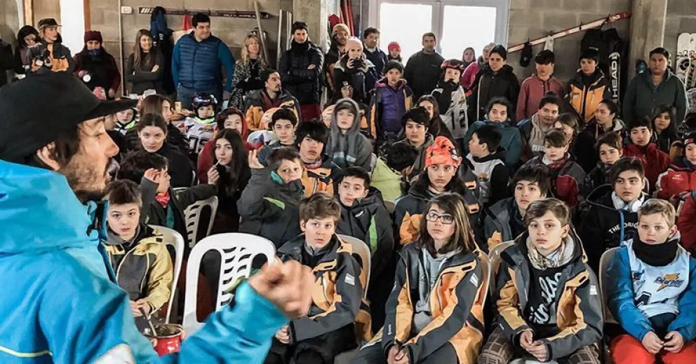 Más de 80 niños y niñas de escuelas de snowboard compartieron una jornada con Matías Schmitt
