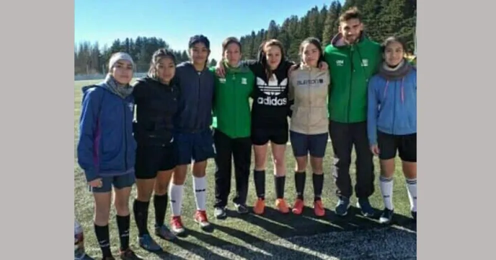 Jugadoras de Bariloche cerca de la selección rionegrina de fútbol femenino