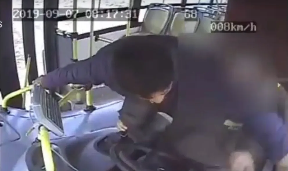 Chofer de Mi Bus golpeado por pasajero deberá ser indemnizado por ART 