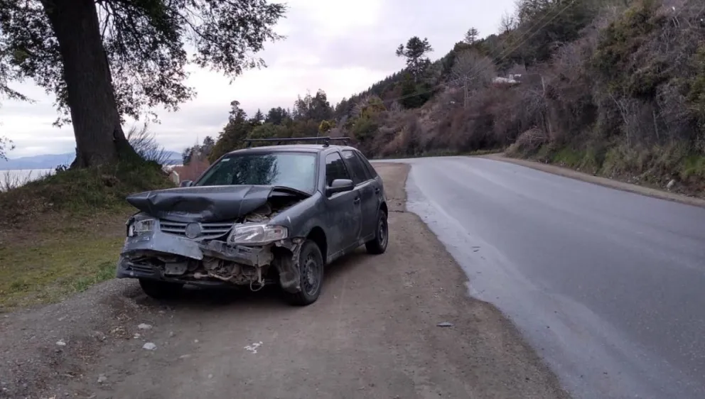 Un auto apareció chocado en el kilómetro 2 de Bustillo