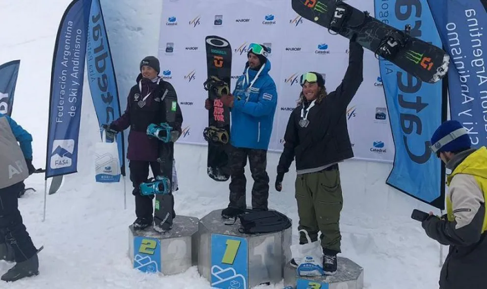 Matías Schmitt, campeón de Big Air en snowboard y Nahuel Medrano, en esquí