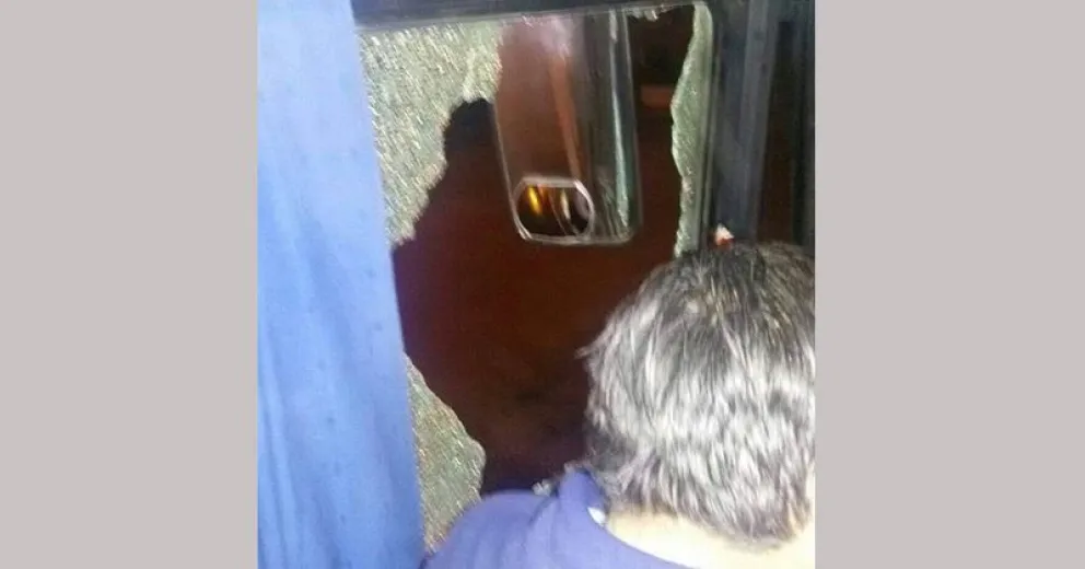 Tiraron una piedra y lesionaron a un chofer de la línea 60