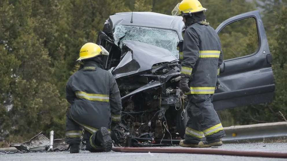 Sigue muy grave el conductor que chocó contra una camioneta