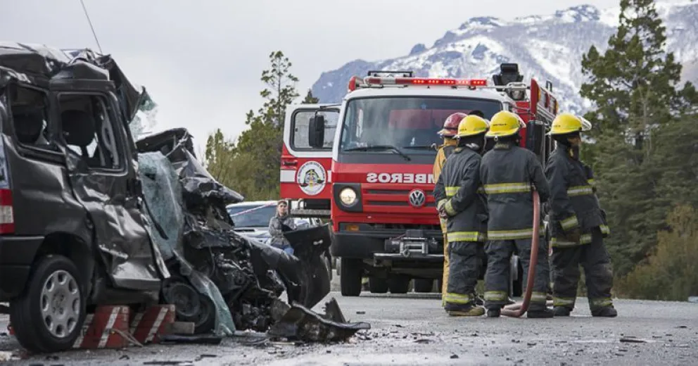 Conductor en estado crítico tras violenta colisión frontal en Villa Mascardi
