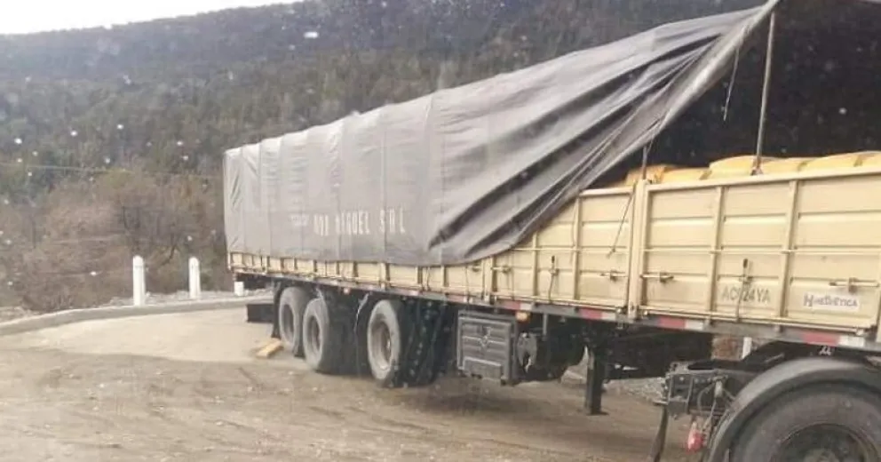 Un camión con carga rompió el Puente Negro inaugurado hace menos de un mes