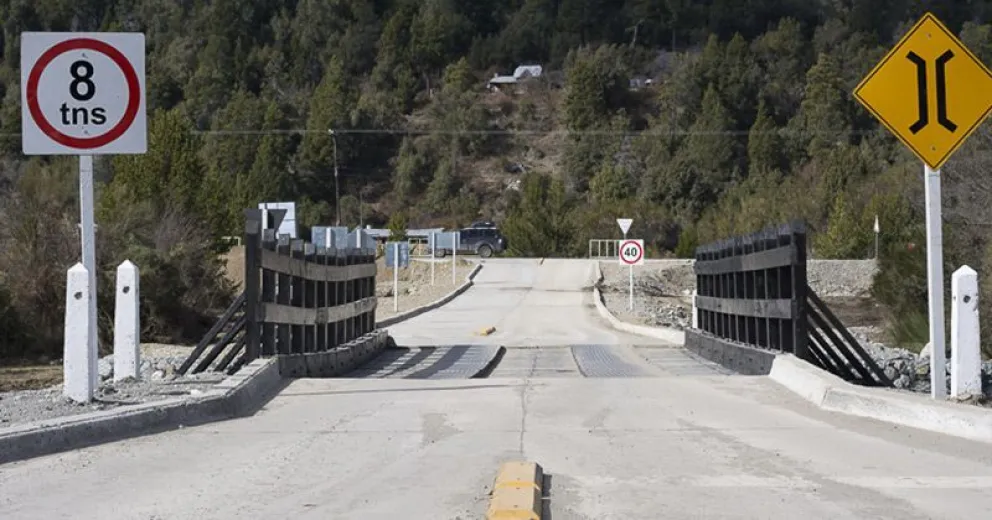 Infraccionaron al camión y al conductor que rompió el Puente Negro de Villa Los Coihues
