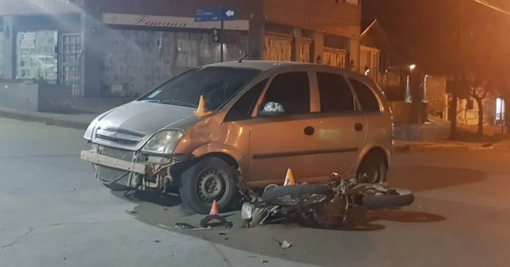 Motociclista herido al chocar con un auto