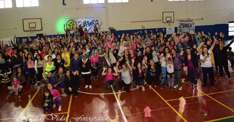 Cientos de personas hicieron zumba para ayudar