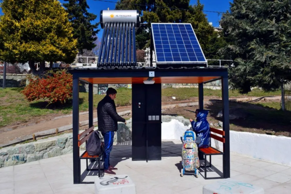 La costanera contará con un refugio solar para cargar celulares y agua caliente