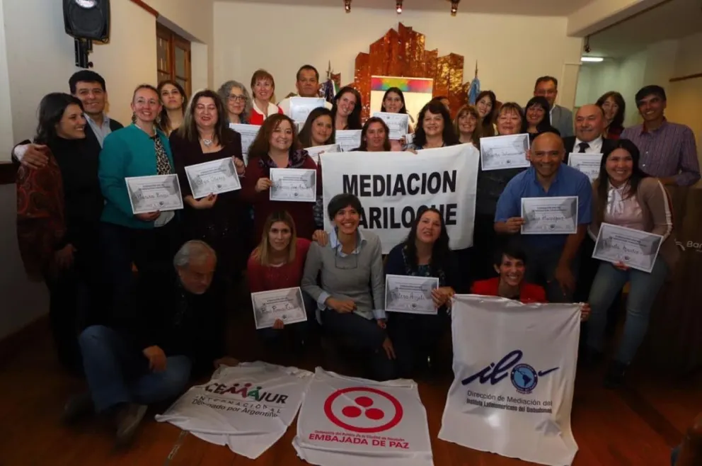 Se entregaron los certificados de cursos en Mediación Comunitaria en los barrios