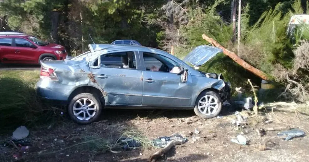 Tres jóvenes asistidos después de volcar en Bustillo