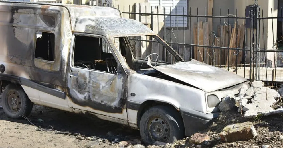 Una camioneta sufrió daños importantes tras un incendio intencional