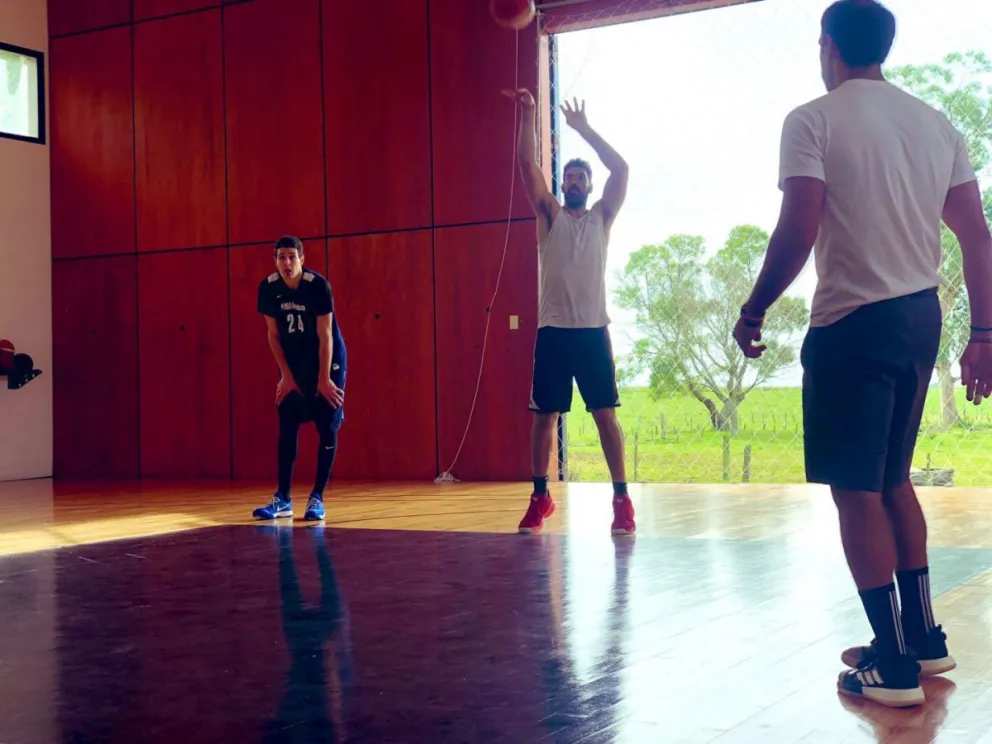 Luis Scola entrenando bajo la atenta mirada de Mariano Sánchez. (Foto Instagram)