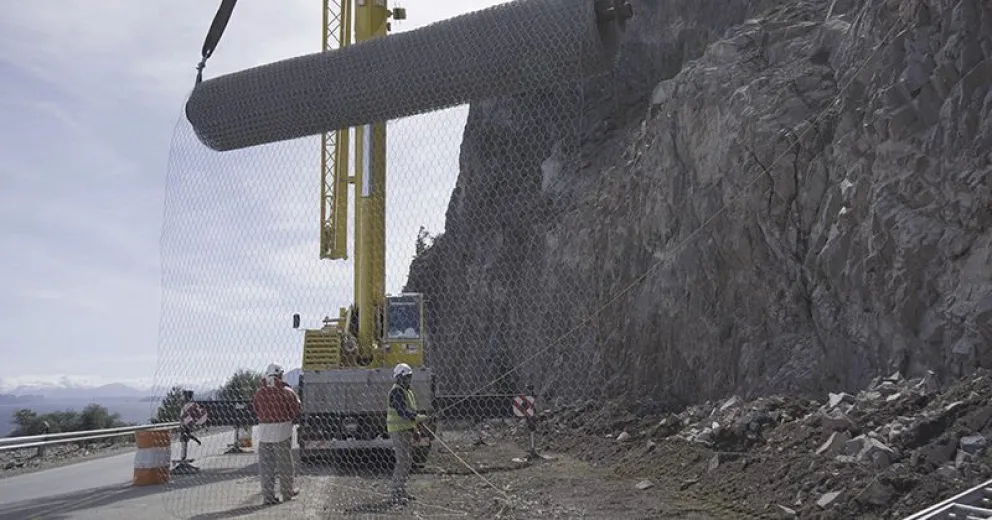 Comienzan a colocar elementos de protección de laderas en la zona del derrumbe