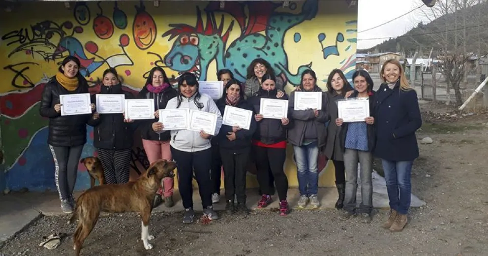La Defensoría del Pueblo brindó taller sobre mediación comunitaria a mujeres que integran el Grupo de Briquetas Patagónicas