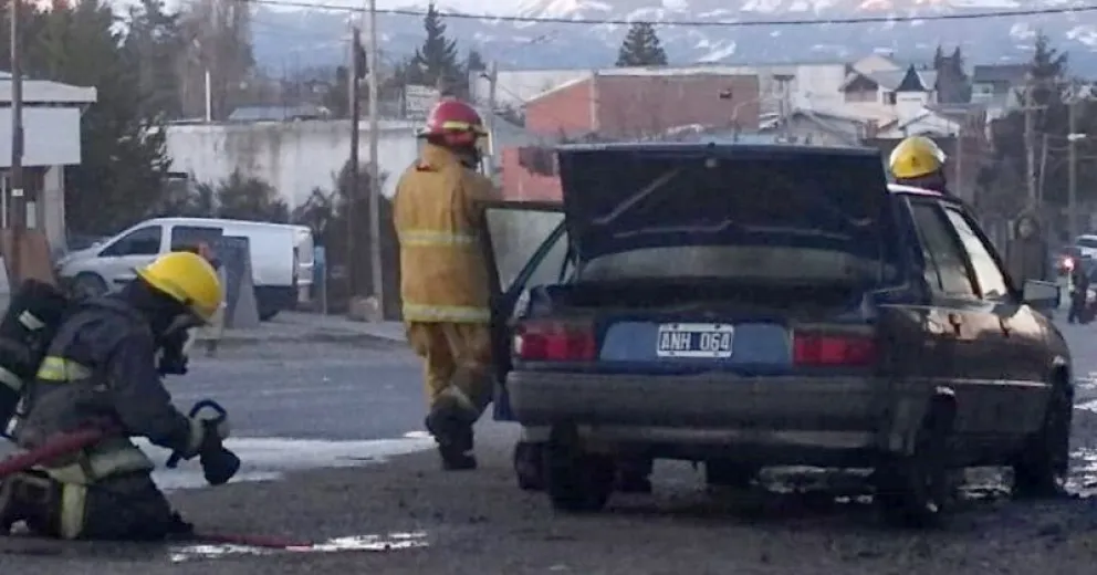  El Renault 9 se incendió en Pasaje Gutiérrez al 3000.