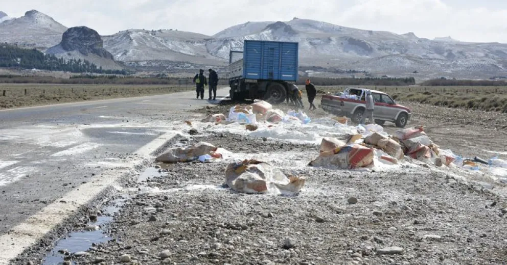 Un camión derrapó y un cargamento de harina cayó sobre la ruta