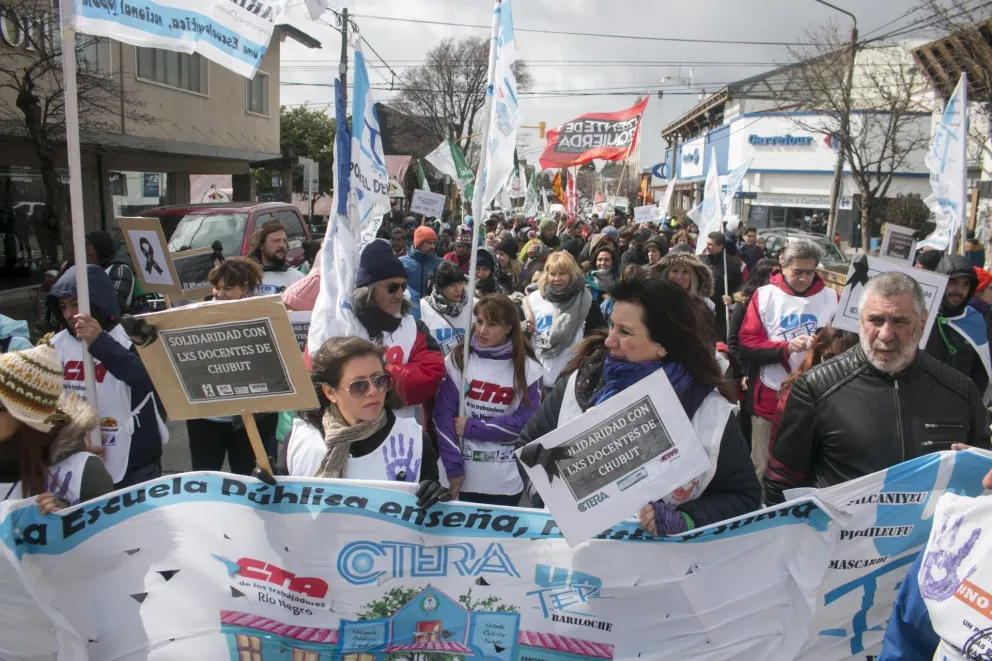 En Bariloche, marcha y luto por las docentes fallecidas