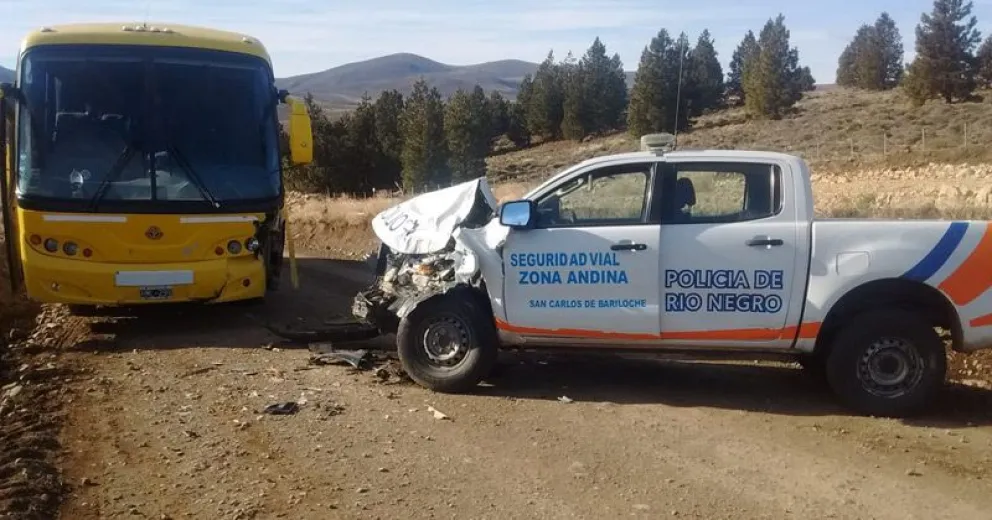 Un micro y un patrullero chocaron en la ruta 23