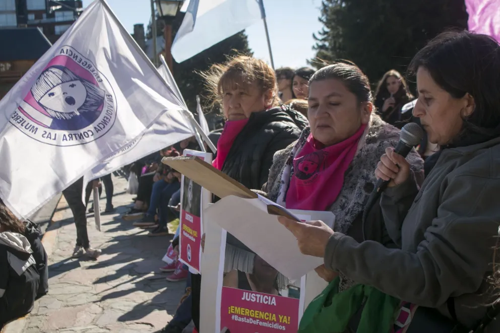 Se realizó un pañuelazo por la Emergencia Nacional en Violencia contra las Mujeres