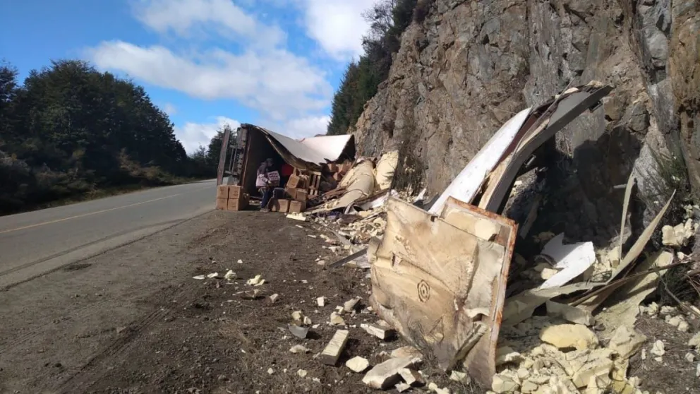 Un camión volcó cerca del acceso a Tronador