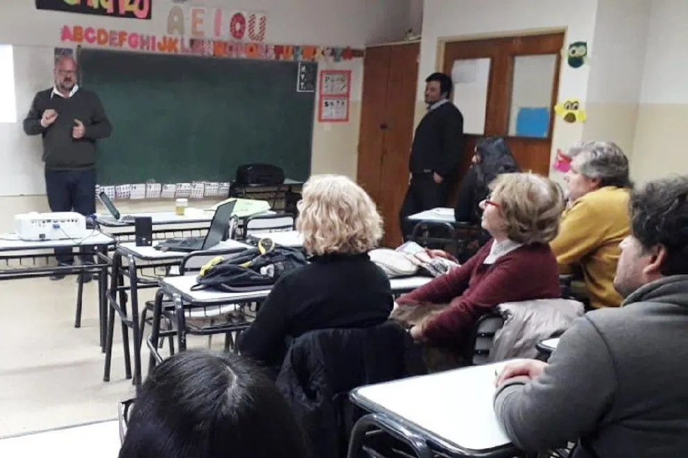 El proyecto de convertir plásticos en aceite despierta interés en el ámbito educativo  