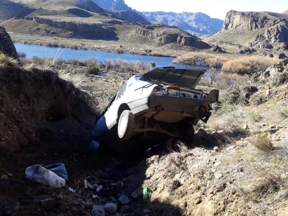 Viajaba a Bariloche, paró a descansar en la zona de “El Anfiteatro” y se le fue el auto por el barranco